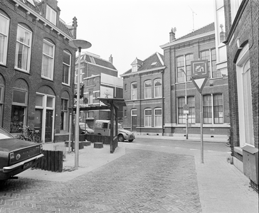 858915 Gezicht op de hoek van de Kievitdwarsstraat (voorgrond) en de Kievitstraat te Utrecht.